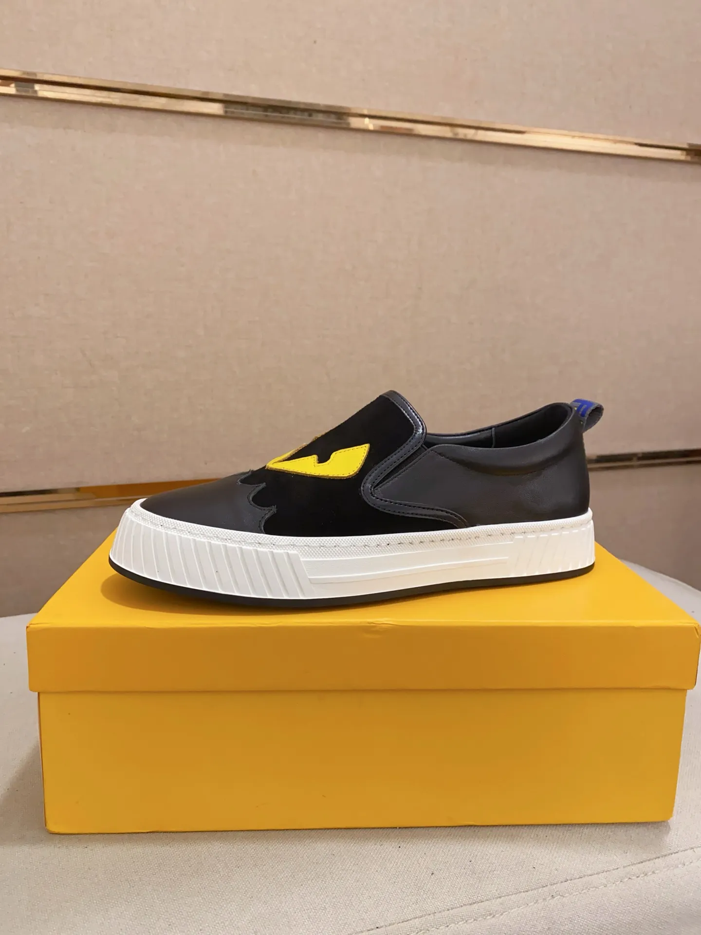 Men's shoes 💰 400💰 (fendi) New style 👊🏻 upper 🇮🇹 imported cowhide fabric 🇩🇪 lining imported sheepskin lining. The original outsole is molded to highlight the identity of every man, and the upper foot is elegant and stable🚶🏻🚶🏻The high-end custom counters reproduce the original version📯No matter the wind or rain, the shoe last remains unchanged and can withstand the verification of time🔍️,🔵 Size: 38-44
